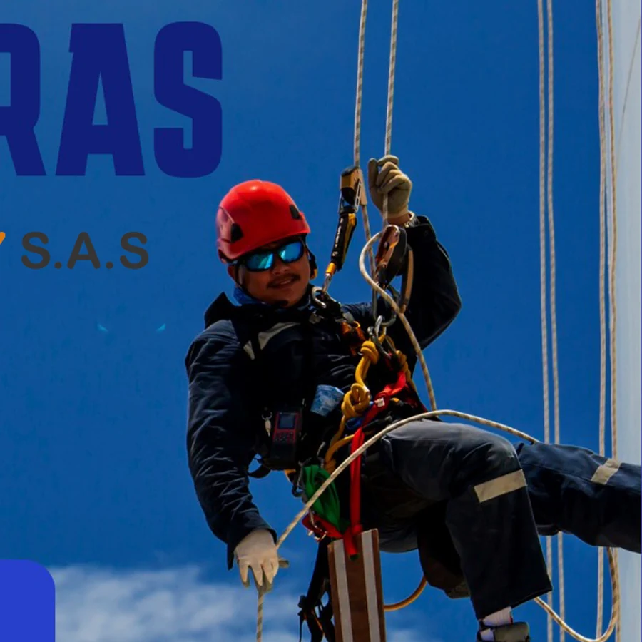 Trabajador realizando labores seguras en alturas
